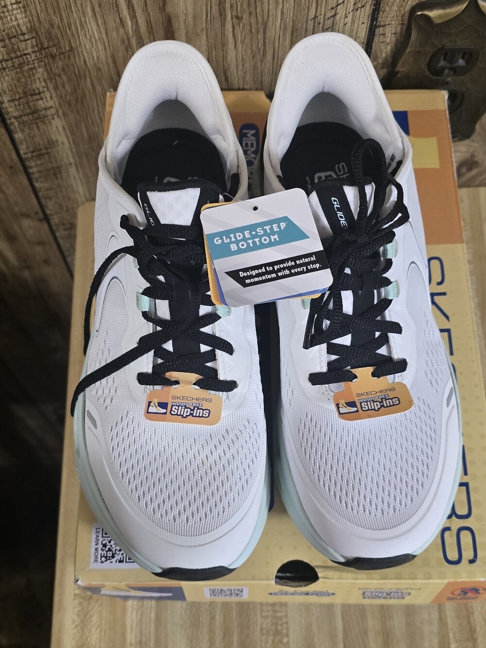 Skechers 9.5 Women's White & Mint Glide-Step Altus Athletic Sneakers NWT